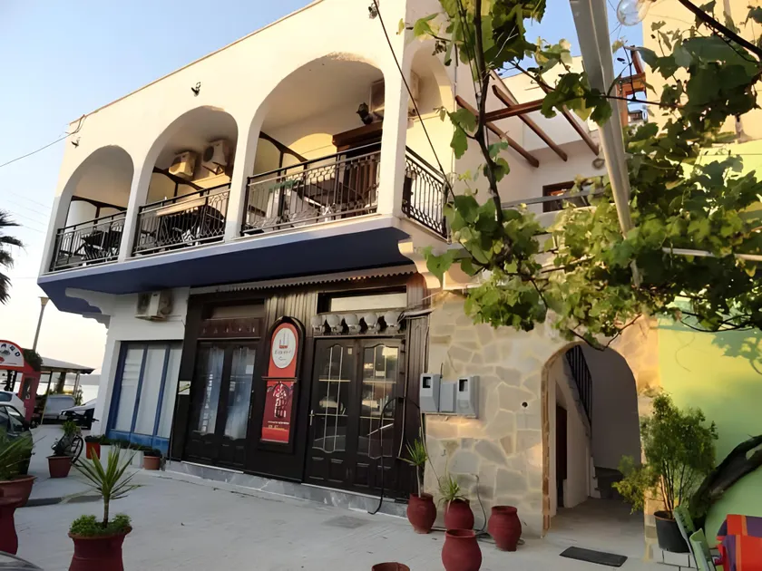 Captain's Beach Apartments - Image 1