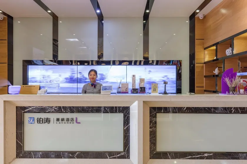Lavande Hotels Zhuhai Gongbei Port Square Light Rail Terminal - Image 1