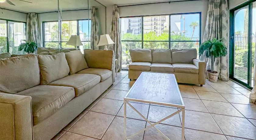 Gorgeous seaside home offering spacious living and convenient beach access - Image 1
