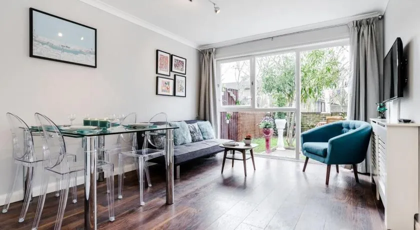 Lovely 2 Bedroom Apartment Near South Bank - Image 1