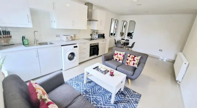 En-suites Suites - Leeds City Retreat with Kitchenette- LGI Hospital- Free 5G WIFI & Netflix- University - Contractors - Short Stays - Image 1