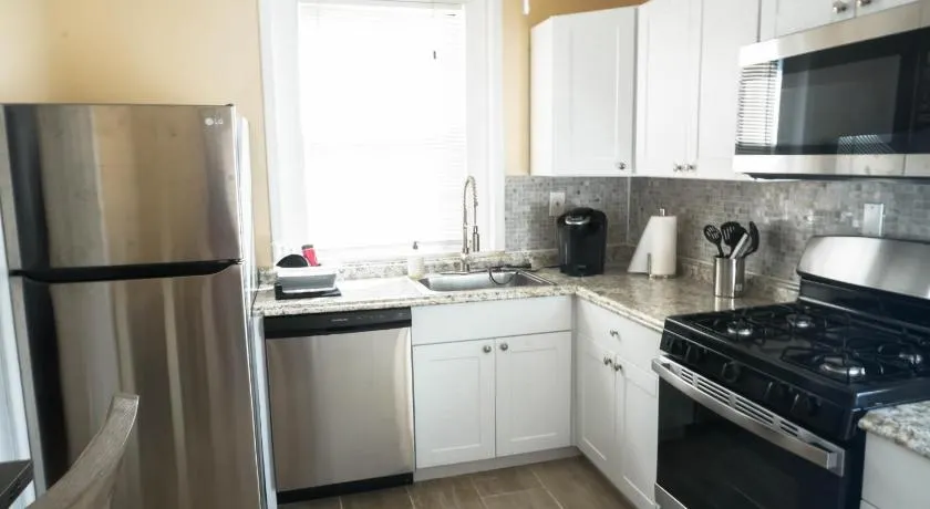 Lincoln Manor - Newly Renovated, 1mile from PHL Airport and Sports Stadiums - Image 1