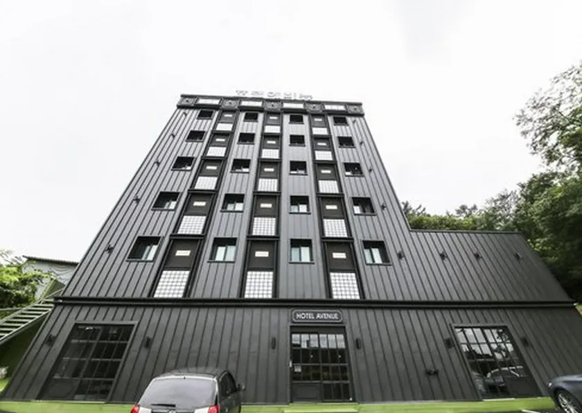 Hotel Avenue - Image 1