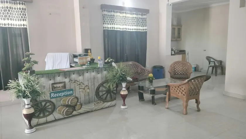 OYO Raja Hotel - Image 1