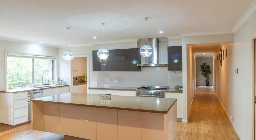 Modern Spacious 4BR Home by a 24Hour Cafe and IGA Ballarat - Image 1