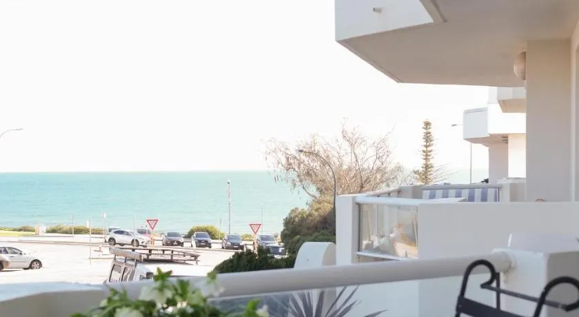 Spacious, ocean-front, pied-à-terre with stunning views &opposite cafes - Image 1