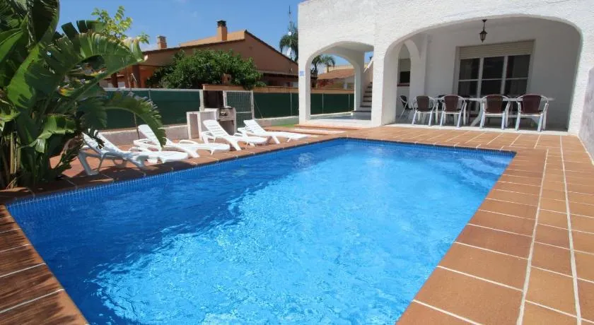 Casa cerca del mar con piscina, acepta mascotas, playa para perros, wifi y aire opcional - ES-184-5 - Image 1