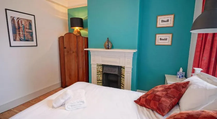 Cosy 1-Bed Escape with Free Parking - At Hem - Image 1