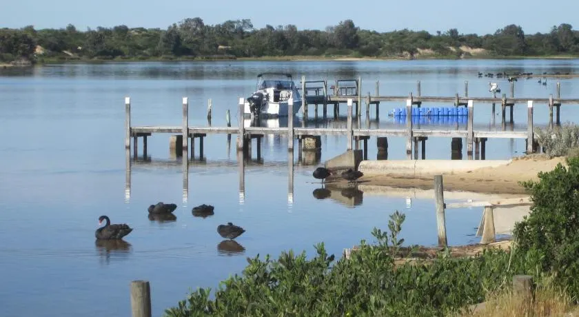 Lakes Entrance Waterfront Cottages with King Beds - Image 1
