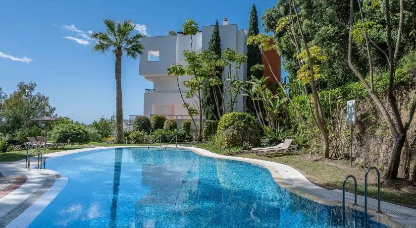 Vistas espectaculares en La Quinta Suites cerca de Puerto Banús - Image 1