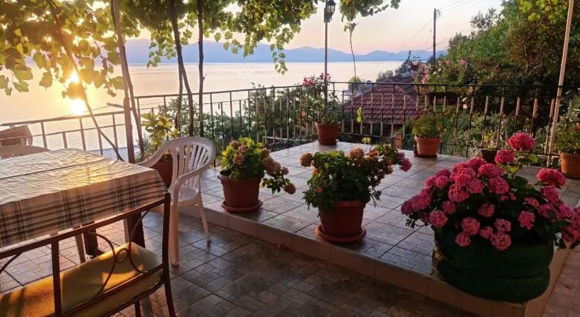 Sonce Guest House - Image 1