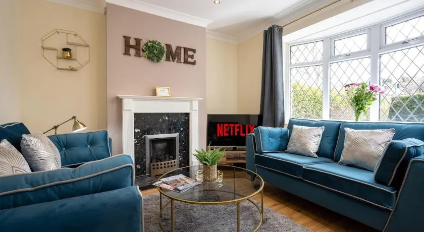 Stylish Three Bedroom Property With Parking - Image 1