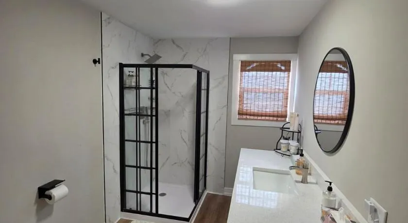 2 Bedroom with King Suite, Large Space, Pet Friendly, Steps from Downtown Jolie - Image 1