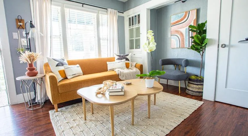 Pet-Friendly Stay, Mins to Beach, Conv Ctr, Prkg LB B - Image 1
