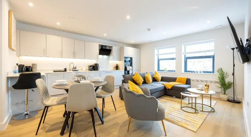 Modern 2 Bed near Wythenshawe Hospital and Manchester Airport With Parking - Image 1