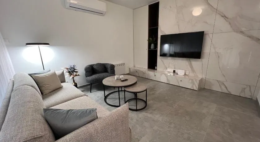Johnny's luxury getaway - Image 1