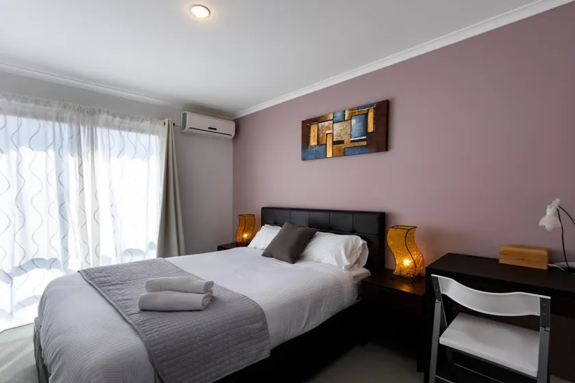 Snug 2-bed Townhouse Near Bustling Shops - Image 1