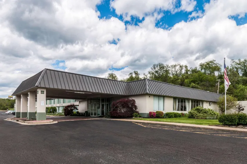 Suburban Extended Stay Hotel Fairmont - Image 1