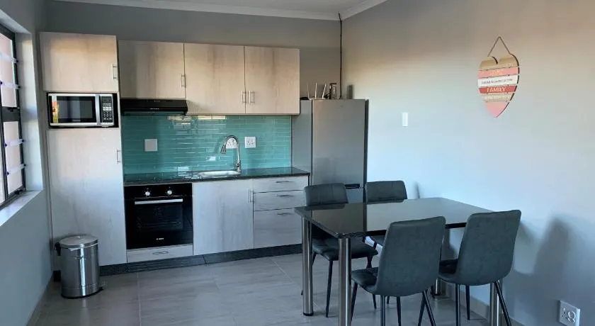 Elephant House, 2 bedroom House, Next to Pilanesberg and Sun City - Image 1