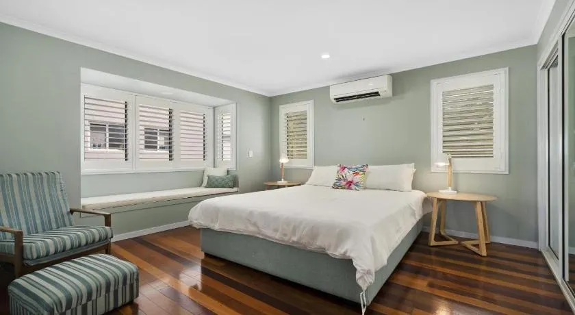 Woorim Beach House with Water Views - Image 1