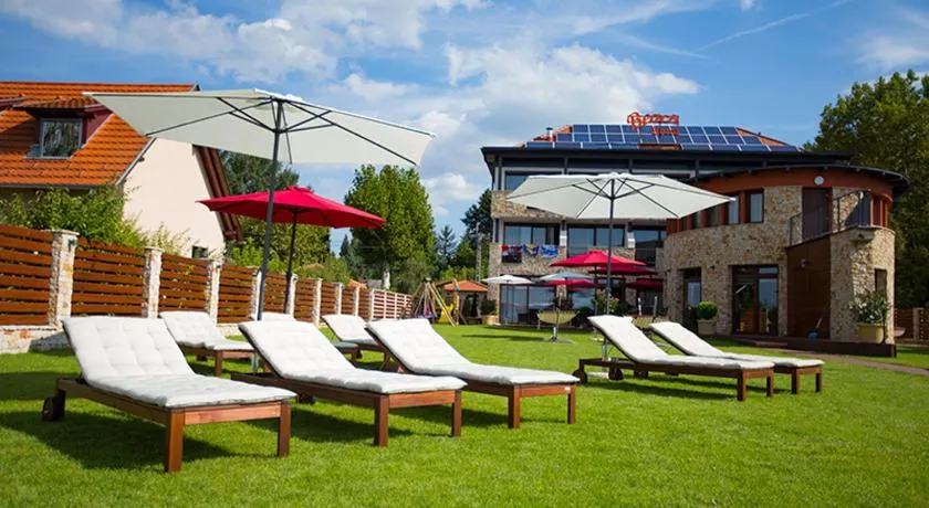 Pole Position Beach Hotel - Image 1