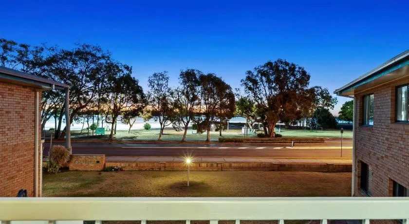 Crystal Waters-2 bed, 2 bathroom, Beachfront Unit! - Image 1
