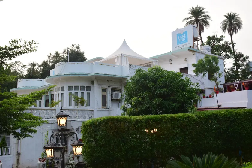 Hotel Lake Inn - Image 1