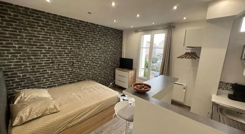 Quiet & bright studio 15min away from Paris - Image 1
