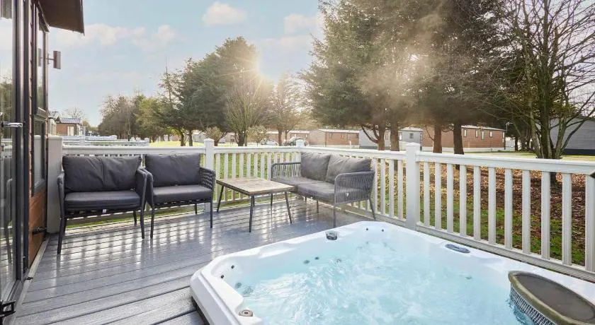 Fairview Lodge with Hot Tub - Image 1