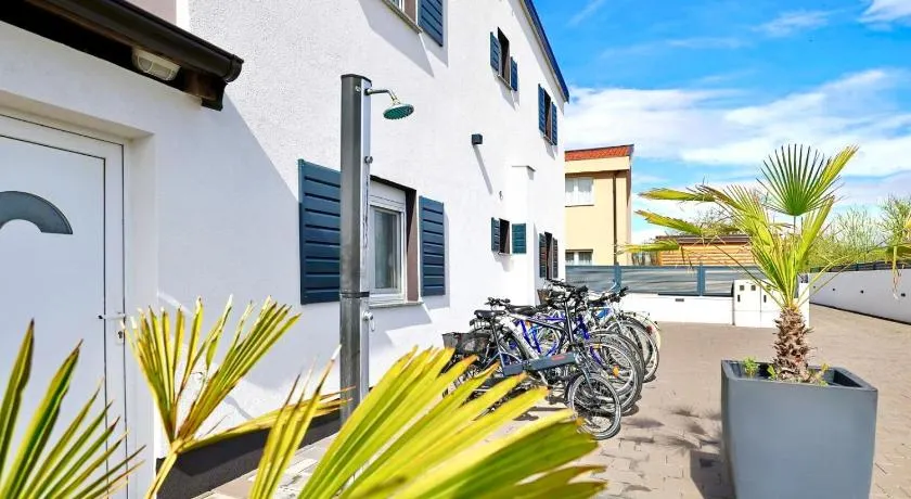 Apartments ROSINI, 300m from the beach with shared tavern and bikes, Nin - Image 1