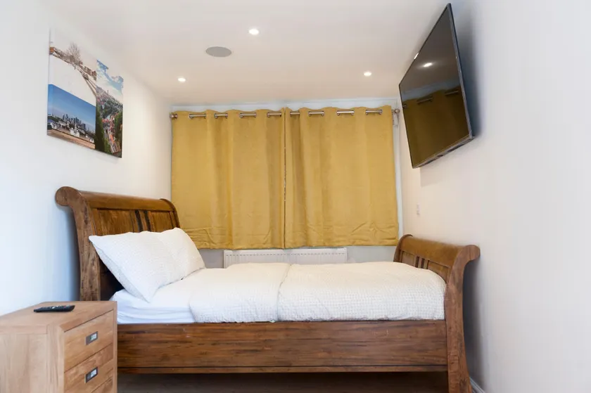 Stylish, Modern Double Room - Private Ensuite - Image 1