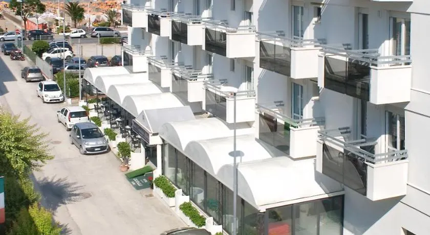 Hotel Ciondolo D'Oro PARCHEGGIO GRATIS - A 5 MIN DA RIMINI FIERA - Image 1