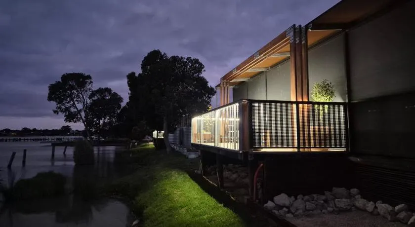Lake Wellington Luxury Retreat - Image 1