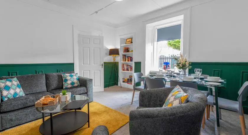 Arran Cottage - 4 Bed Home on M8 - Image 1