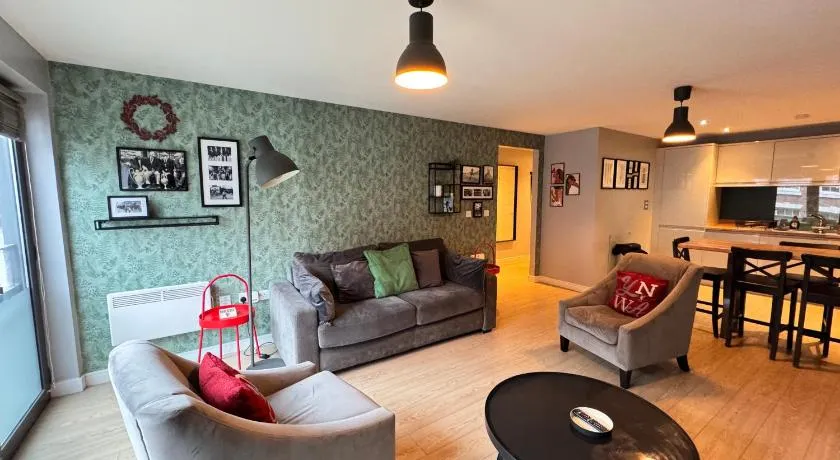 Centrally located apartment in Duke Street- free parking- two bathrooms - Image 1