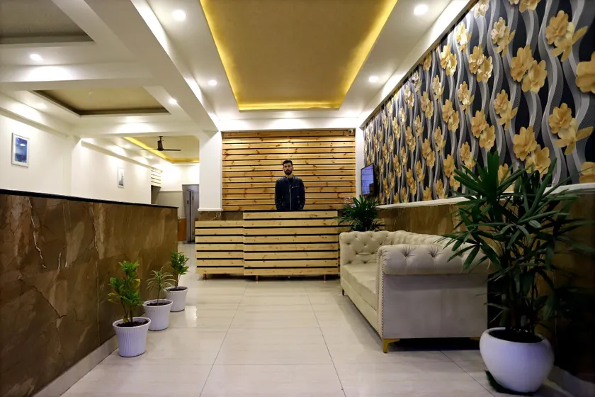 Neelgagan Hotel - Image 1