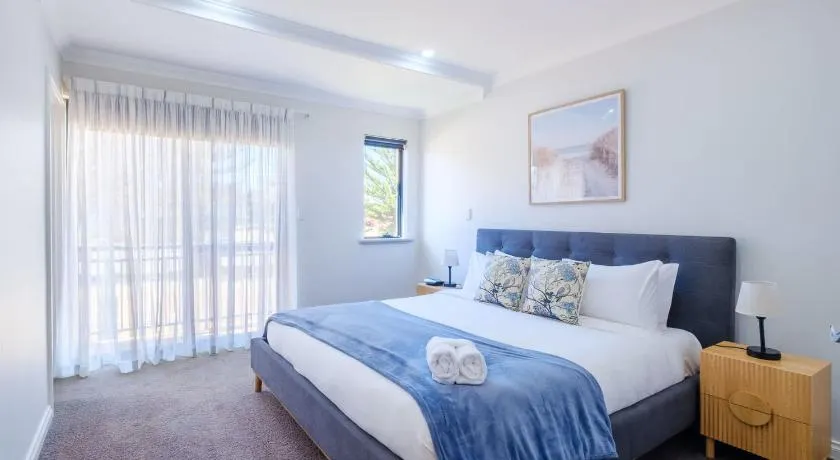 7 Steps to Beach Seaside Serenity 4BR with 2 Car Bays - Image 1