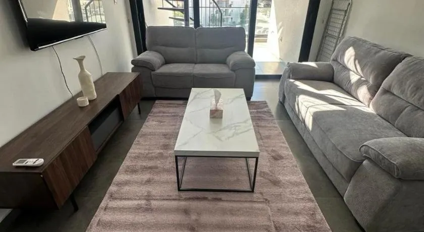 Luxurious two bedroom apartment with roof garden - Image 1