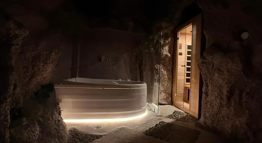 Luxury Cave Suite with Private Jacuzzi & Sauna - Image 1