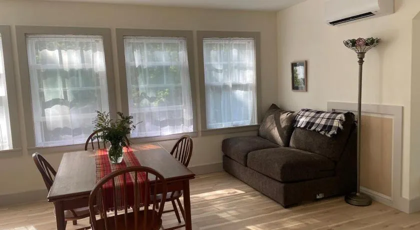 Blue HIll Apartment in the Woods - Image 1