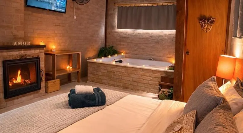 Chalé Romântico com Hidromassagem e Café da Manhã na Serra - Image 1