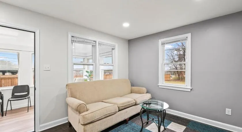 Two Dulles homes 1 price sleeps 16 w/EV parking - Image 1