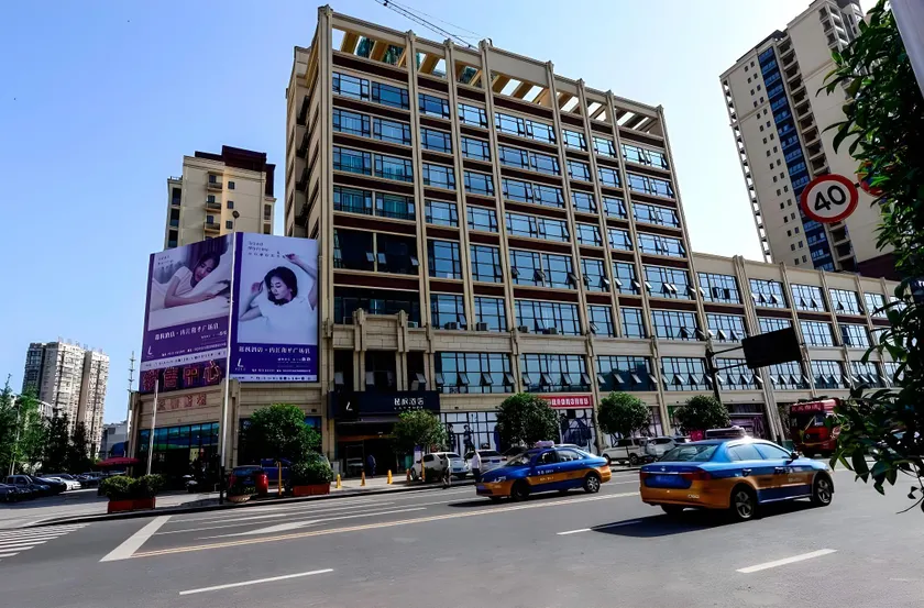 Lavande Hotel Neijiang High-speed Railway Station Peace Plaza - Image 1