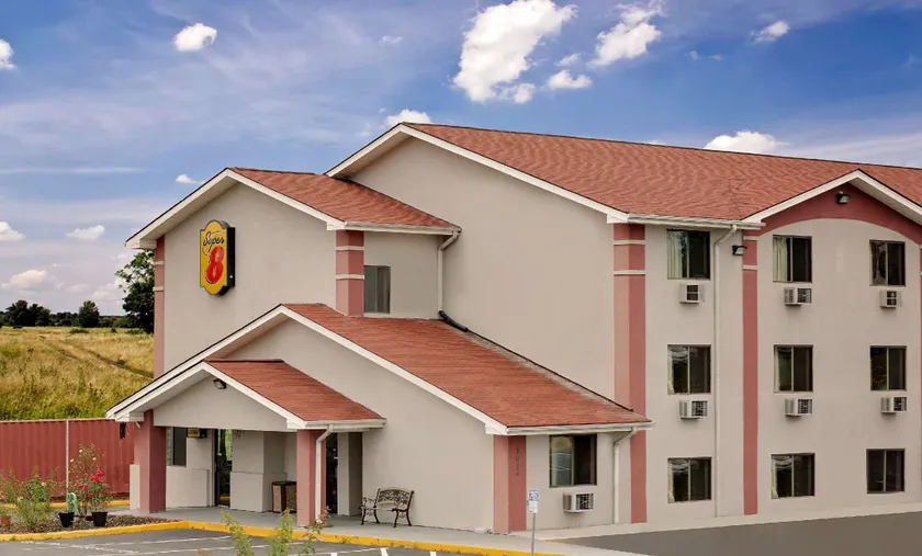 Super 8 by Wyndham Waynesboro - Image 1