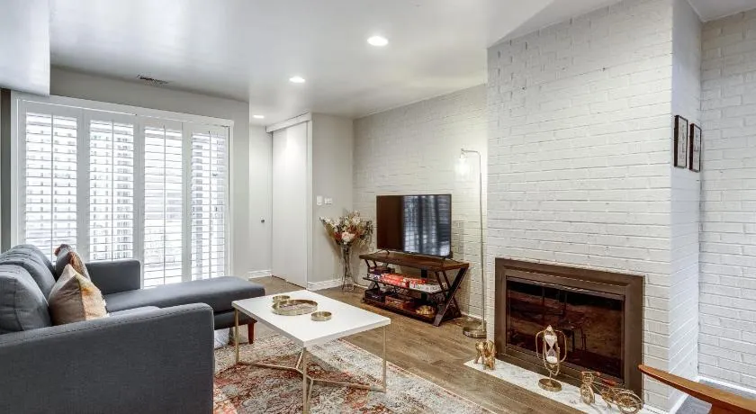 Charming & Bright Multilevel Townhome with Parking - Image 1