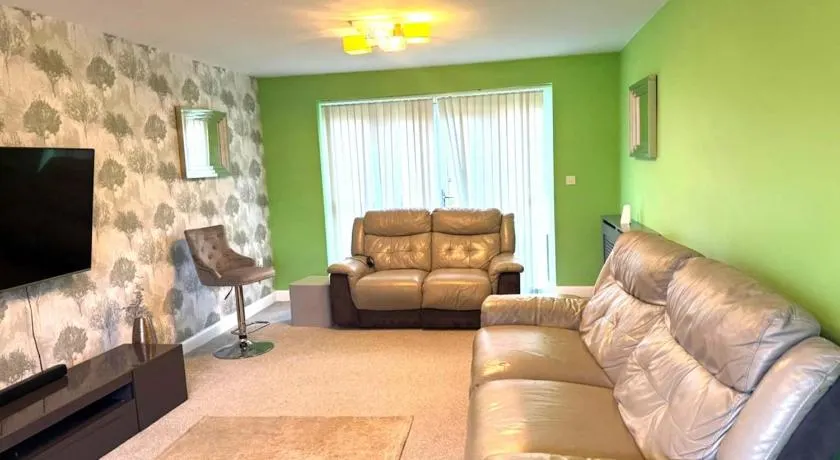 Spacious Modern 5-Bedroom Detached Home in Corby - Image 1