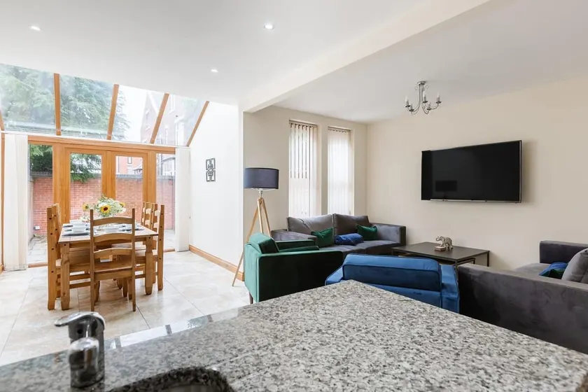 Albert Stays - 5 bed Sleeps 11 - Free Parking - Image 1