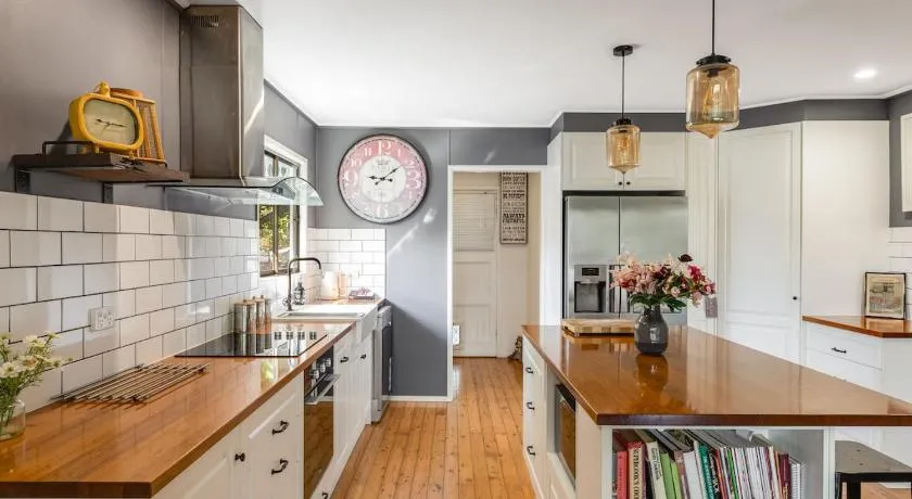 Stylish Cottage Near Hospital Precinct! - Image 1