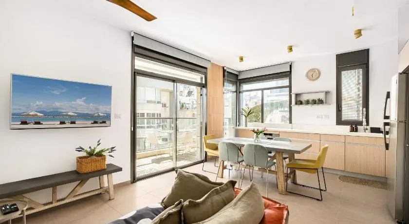 Luxury Beachside 3BR with Balcony - Image 1