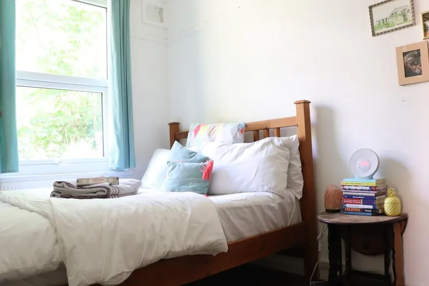 Large 1bed office free street parking living room - Image 1